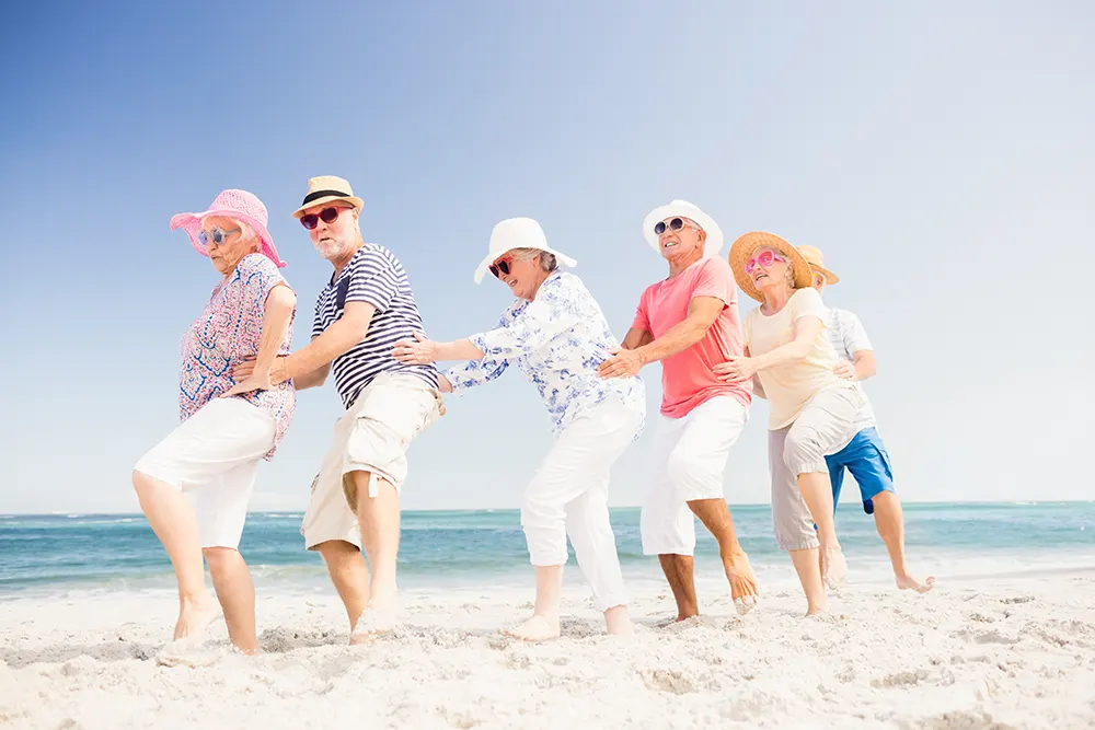 Grupo de Jubilados bailando en la playa de Benidorm